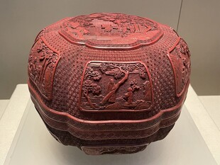 雕花纹饰的红色漆器盒