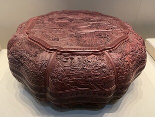 古雅雕花红漆木盒