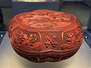 雕花纹饰的红色漆器圆盒