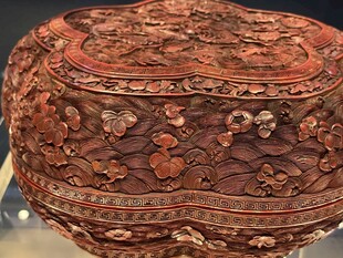 漆木精美雕花圆形器物