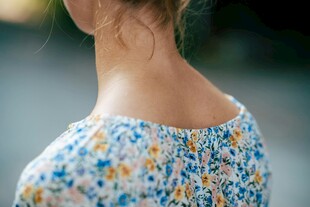 碎花上衣背影的女性