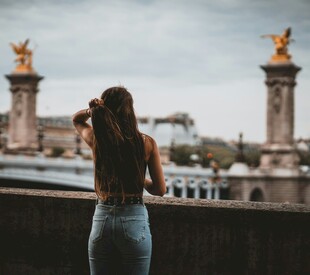 女子背对镜头赏城市景观