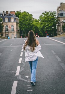 街头漫步的时尚长发女孩