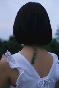 女孩后背的独特绿色纹身