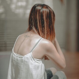 背对镜头的吊带女子