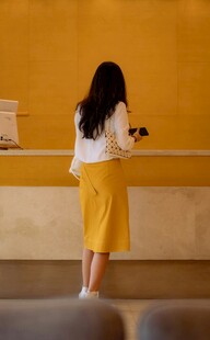 女子于室内专注使用手机