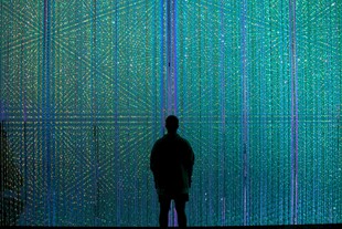 人影立于绚丽光影前