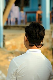 男子户外戴骨传导耳机背影