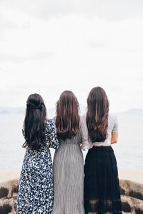 三女生海边背影