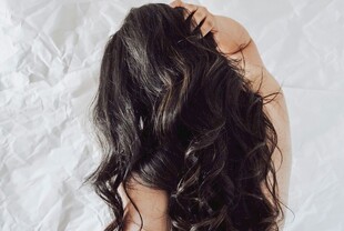 乌黑长卷发女性优雅姿态