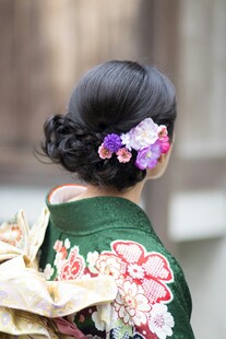 身着和服的优雅日本女性