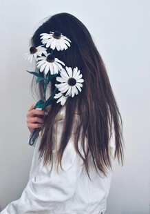 手持雏菊的长发少女
