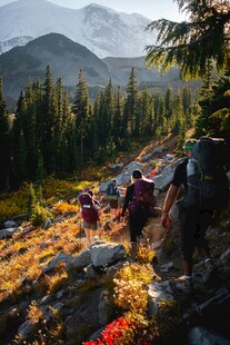 山间徒步者的秋日探险之旅