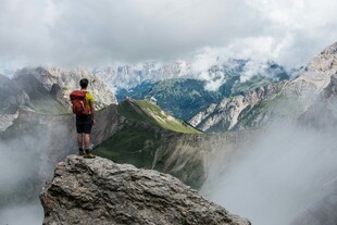 山顶旅人眺望壮丽山景