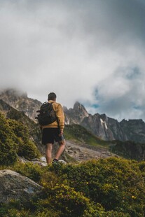 徒步者于山间眺望远方