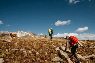 徒步者在山间的攀登之旅