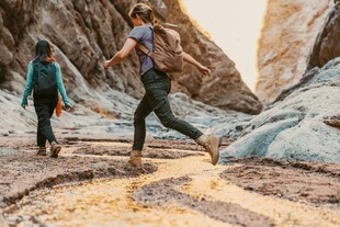 两人在山间岩石间徒步