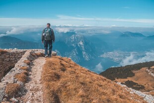山顶旅人眺望壮阔美景