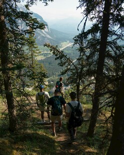 山林间的徒步旅行者