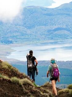 三人徒步于美丽山间湖畔