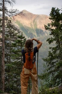 徒步者眺望山间美景