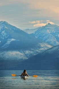单人泛舟于山水之间