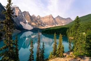 美丽湖光山色的自然景观