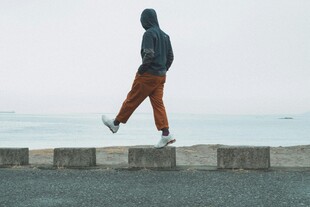 海边漫步的独行身影
