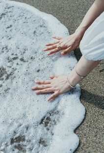 手触海浪的温柔瞬间