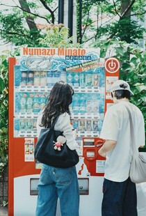 两人驻足自动售卖机前