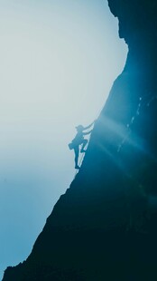 悬崖上的攀登者