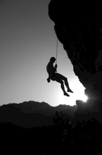 攀岩者于峭壁间的矫健身姿