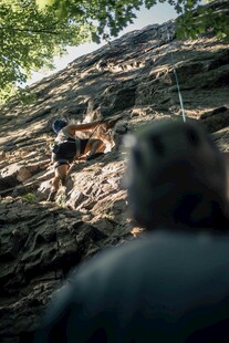 攀岩者在陡峭岩壁上攀爬