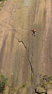 攀岩者挑战陡峭岩壁