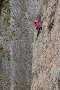 女子攀岩挑战陡峭岩壁