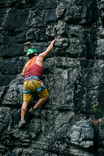 攀岩者挑战陡峭岩壁