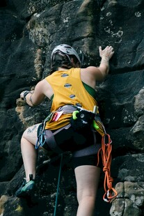 女子专注攀岩瞬间