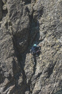 攀岩者挑战陡峭岩壁