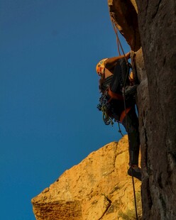 攀岩者挑战陡峭岩壁