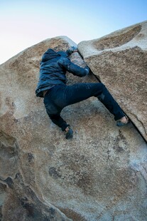 攀岩者专注攀爬岩石