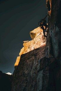 夜间攀岩者挑战陡峭岩壁
