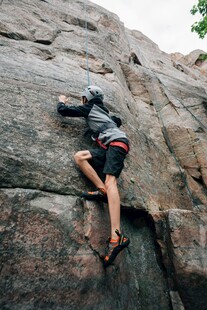 攀岩者专注攀爬陡峭岩壁