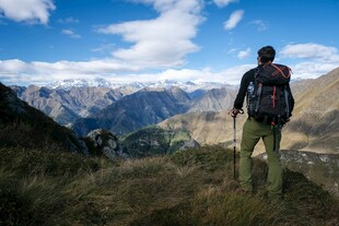 徒步者眺望壮丽山峦