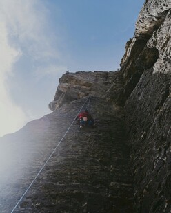 攀岩者挑战陡峭岩壁