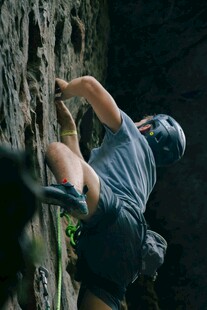 攀岩者专注攀爬峭壁