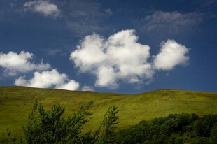 蓝天绿野间的白云美景