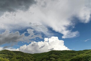青山之上的壮丽云海
