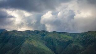 山峦云海间的壮美风光