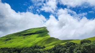 山坡白云