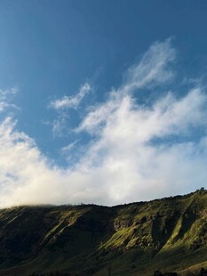 蓝天青山间的美丽景致